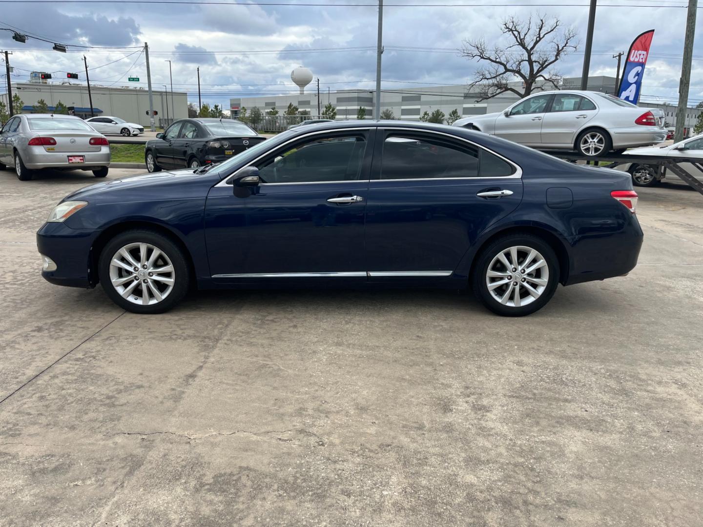 2011 blue /TAN Lexus ES 350 Sedan (JTHBK1EG5B2) with an 3.5L V6 DOHC 24V engine, 6-Speed Automatic transmission, located at 14700 Tomball Parkway 249, Houston, TX, 77086, (281) 444-2200, 29.928619, -95.504074 - Photo#3